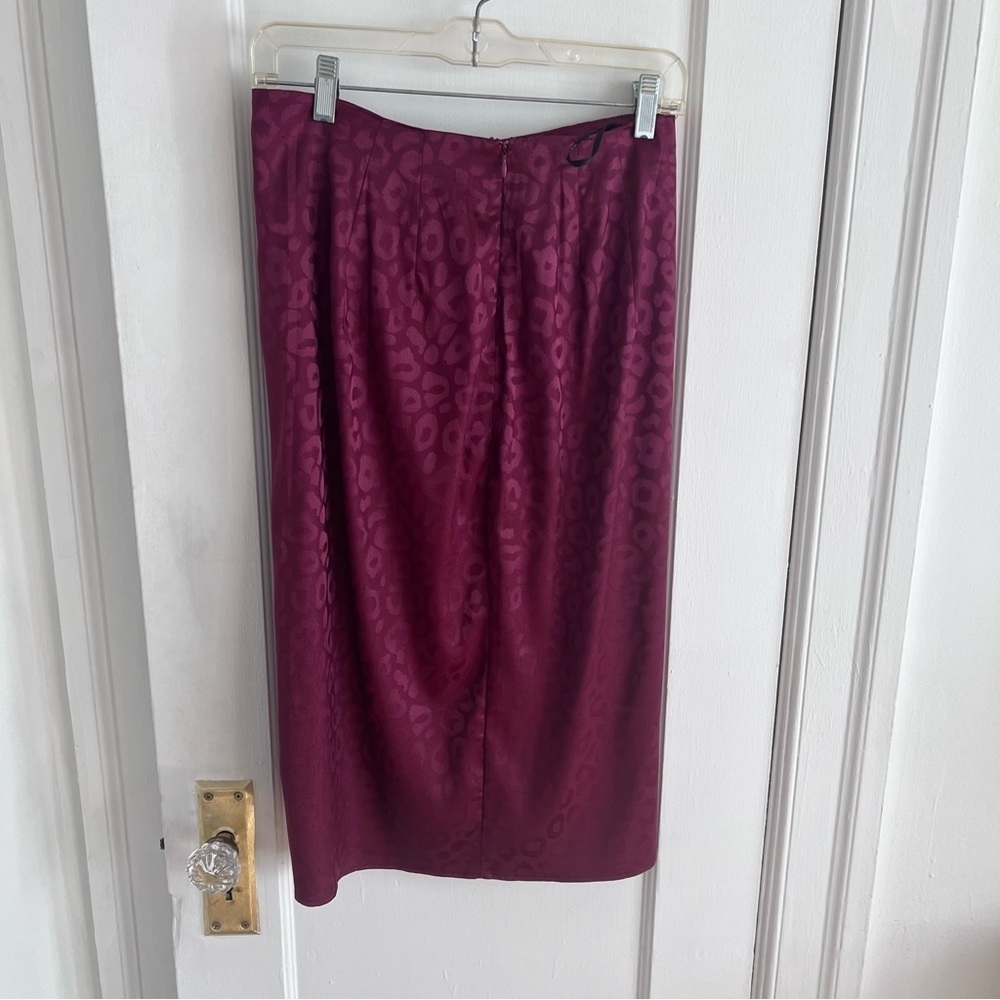 Lulu’s Small Burgundy Leopard Print Tulip Hem Trendy Satin Midi Skirt​​​​​ - Picture 4 of 8